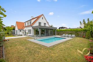 <p>We stellen u graag deze uitzonderlijke woning voor, discreet gelegen aan de Natiënlaan 229 in Knokke. In tegenstelling tot de meeste panden langs deze verbindingsweg, bevindt deze villa zich iets achterin, waardoor u geniet van een aangename rust en volledige privacy. Deze volledig gerenoveerde luxewoning combineert stijl, comfort en functionaliteit op een uitmuntende locatie aan de Belgische kust. De ruime en lichtrijke woonkamer vormt het hart van de woning en sluit naadloos aan op een volledig ingerichte Amerikaanse keuken, uitgerust met hoogwaardige toestellen en een professionele teppanyakki-plaat. Een afzonderlijk bureau biedt ruimte voor thuiswerk of kan perfect dienstdoen als 4de slaapkamer. Op de eerste verdieping bevinden zich drie volwaardige slaapkamers, een dressing en twee moderne badkamers. De woning werd volledig gerenoveerd met oog voor detail en duurzame materialen. Het dak werd recent geïsoleerd en vernieuwd en er werden zonnepanelen geplaatst met batterij. Efficiënte en energiezuinige verwarming door recente gasketel en warmtepomp. EPC: B. Oostgericht terras en een zuidelijk georiënteerd, verwarmd zwembad dat recent werd uitgerust met een nieuwe elektrische rolluik. De mooi onderhouden tuin beschikt bovendien over twee praktische tuinhuizen. Voor uw wagens is er zowel een inpandige garage als een carport voorzien. Deze instapklare woning biedt het beste van twee werelden: rust en discretie, vlak bij het centrum van Knokke (10min met de fiets). </p>