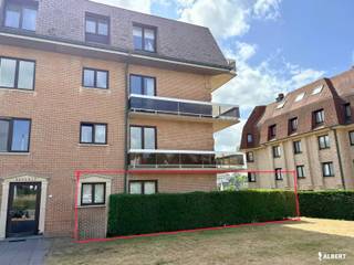 Uniek gelijkvloers appartement met ruim terras en mogelijkheid tot aankoop van garage in de kelderverdieping.<br /><br />Ontdek dit mooi appartement te koop aan de gewilde Albert 1 laan 196 in Oostduinkerke! Met een bewoonbare oppervlakte van 65 m² biedt deze charmante flat, met één slaapkamer en één badkamer, u het perfecte toevluchtsoord om te genieten van de kust. 's Ochtends ontbijt u op uw eigen terras en ademt u de frisse zeelucht in terwijl u geniet van uw privacy vlakbij de bruisende activiteiten in deze populaire badplaats. Het appartement is optimaal ingedeeld met een ruime leefruimte die naadloos overgaat in de keuken, waar koken een plezier wordt. De slaapkamer garandeert rust. <br /><br />De unieke ligging in Oostduinkerke, op de grens met Nieuwpoort, plaatst u op wandelafstand van het strand, winkels, gezellige restaurants en alles wat het kustleven te bieden heeft. Het appartement is ideaal als vaste woonst, tweede verblijf aan zee of als slimme investering. Voor slechts 260.000 euro krijgt u niet alleen een comfortabele flat, maar ook de luxe van wonen op een toplocatie waar elke dag als vakantie aanvoelt. Kansen als deze zijn zeldzaam! <br /><br />Uw nieuwe leven aan de Belgische kust begint hier – een zonnige plek waar ontspanning en comfort samenkomen en waar u zich elke dag thuis voelt.<br /><br />Voor verdere informatie of een bezoek in te plannen kan u contact nemen met Geert op +32475547962.