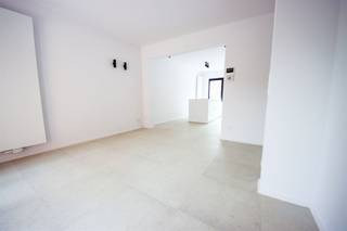 Volledig en centraal gelegen gerenoveerd appartement.Gelegen op de eerste verdieping:- Inkomhal- Gastentoilet- 2 Slaapkamers waarvan één...