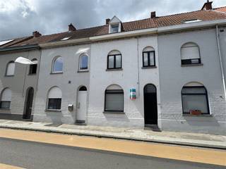 Ruime woning met 4 slaapkamers!Indeling: inkomhal, bureelruimte/speelkamer, ruime leefruimte met open keuken en zicht op de tuin. Tuin met aangelegd...