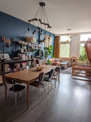 Welkom in dit appartement te Lier!Het pand bevat twee ruime slaapkamers die door hun oriëntatie rijkelijk van licht zijn voorzien. In één van de...