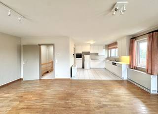 Loftachtig ruim appartement op 136 m² met zonneterras van 40 m²; Enig appartement in het gebouw; Indeling: inkom met technische berging en traphal naar inkomhal op eerste verdieping; Apart toilet met handwasser; Ruime lichtrijke woonkamer met plaats voor salon en eetplaats; Open witte leefkeuken met alle comfort: koelkast, microgolfoven, dubbele gootsteen met druipzone, ceramische kookplaat, afzuigkap, vaatwas,..; Nachthall met dressing; Badkamer met dubbele wastafel, ligbad, douche; Slaapkamer met kastruimte; Doorgang naar groot terras met kleine berging; Overal dubbele beglazing; Verwarming op elektriciteit met degelijke accumulatoren van Thermelec met regelbare temperatuur via idem thermostaat; Degelijk geïsoleerd goed; Beschikbaar: 1 AUGUSTUS 2026; Geen syndickosten; Huur appartement + 1 parking voor de deur (doorgang bedrijf moet vrij blijven): 795 EUR per maand exclusief elektriciteit/ internet + maandelijkse provisie water: 20 EUR; Huurwaarborg: 3 maanden; Huisdierenpolicy: geen grote dieren noch dieren die lang alleen dienen te zitten; Info en bezoek: info@elet.immo.