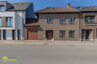 Een beperkt renovatie project met mogelijkheden, op een gunstige locatie in Lebbeke. Een ruime woning van het type gesloten bebouwing, bouwjaar 1990,...