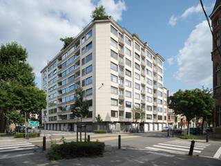 Eénslaapkamerappartement op de zevende verdieping met indrukwekkend uitzicht<br /><br />Op de zevende verdieping van Residentie Goya aan de Tentoonstellingslaan bevindt zich dit gerenoveerde éénslaapkamerappartement. Hier woon je op een strategische locatie, vlak bij het Zuidpark, het Muinkpark en het stadscentrum, met de fly-over die je in enkele minuten naar de belangrijkste invalswegen brengt.<br /><br />De ligging op hoogte zorgt niet alleen voor een indrukwekkend uitzicht, maar ook voor een overvloed aan natuurlijk daglicht in elke ruimte. De royale volumes, typerend voor de bouwstijl uit de jaren ’70, bieden een aangenaam wooncomfort. Grote raampartijen versterken bovendien het ruimtelijke gevoel dat de oppervlakte van 66 m² al biedt.<br /><br />De indeling is helder en praktisch: een inkomhal met gastentoilet en vestiaire, links de woon- en eetkamer met open keuken en een klein balkon, rechts een ruime slaapkamer en een aparte badkamer met inloopdouche en wastafel.<br />Het uitzicht, de zuidwestelijke oriëntatie en de centrale ligging maken dit tot een interessante opportuniteit in een aantrekkelijke prijsklasse.<br /><br />Dankzij de strategische ligging nabij de belangrijkste invalswegen, de fly-over en het Muinkpark is dit appartement ideaal voor young professionals.<br />Ook voor ouders van studerende kinderen, investeerders of wie op zoek is naar een eerste thuis in Gent vormt dit een bijzonder interessante opportuniteit.