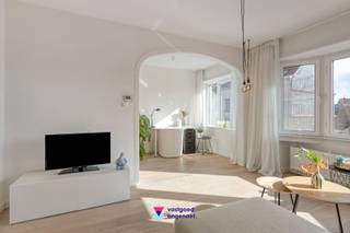 Op zoek naar een gezellig appartement met karakter én een topligging? Dan is dit charmante tweeslaapkamerappartement precies wat je zoekt. Gelegen op wandelafstand van het historische centrum van Gent geniet je hier van het beste van twee werelden: de levendigheid van de stad vlakbij én alle nodige voorzieningen binnen handbereik. Winkels, horeca, openbaar vervoer en andere faciliteiten bevinden zich in de directe omgeving, terwijl ook de bereikbaarheid naar belangrijke invalswegen uitstekend is.<br />Het appartement bevindt zich op de tweede verdieping van een gebouw met lift. Bij binnenkomst word je meteen verwelkomd in de zeer lichtrijke woonkamer, waar de vele ramen zorgen voor een aangename lichtinval. Hier vind je een gezellige zithoek en is er bovendien nog ruimte voor een praktische bureauhoek, ideaal voor wie regelmatig van thuis werkt.<br />Aansluitend bevindt zich de ruime master bedroom. Verder in het appartement vinden we de praktisch ingerichte keuken, met aansluitend een gezellige eetplaats waar het aangenaam tafelen is.<br />Vanuit de eetplaats heb je toegang tot de tweede volwaardige slaapkamer én tot het gezellige terrasje, waar je even kan genieten van een momentje rust.<br />Tot slot beschikt het appartement ook over een gezellige en volwaardige badkamer met ligbad.<br />Een charmant en lichtrijk appartement met twee slaapkamers, terras en een uitstekende ligging vlak bij het centrum van Gent — ideaal voor wie comfortabel wil wonen op een toplocatie.