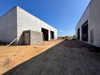 Nieuwbouw KMO-unit van 326 m² en 1 privatieve parkeerplaats te koop in Aartrijke. De geïsoleerde casco magazijnruimte (brandklasse C) is opgebouwd...