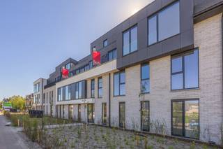 Aankoop aan 6% BTW mogelijk, vraag naar de voorwaarden.<br /><br />Op wandelafstand van het dorpscentrum verrijst Residentie Conscience, gelegen aan de Turnhoutsebaan 384-386. Dit nieuwbouwproject biedt appartementen met 1, 2 of 3 slaapkamers, elk met een aangenaam terras of tuin en uitzicht op achterliggend gemeenschappelijk groen.<br /><br />Dit penthouse van ca. 122 m² omvat op nivo 2 een inkomhal met gastentoilet, leefruimte met ingerichte open keuken met alle nodige toestellen en toegang tot het terras, berging, een slaapkamer met terras, een trap brengt ons naar nivo 3 waar we via de nachthal toegang hebben tot een slaapkamer, een badkamer, en een derde terras. <br />De ondergrond is voorzien van autostaanplaatsen en bergingen. Er zijn ook bovengrondse staanplaatsen en fietsenberging beschikbaar. Een staanplaats dient mee aangekocht te worden.<br /><br />De appartementen worden gerealiseerd volgens de nieuwste normen en staan garant voor energiezuinig en hedendaags wonen (BEN, vloerverwarming warmtepomp, parket, ...).<br />Een uitzonderlijke woonkans op een gegeerde locatie in Schilde.<br /><br />De verkoop geschiedt onder BTW op het constructie-aandeel en registratierechten op het grondaandeel, onder de voorwaarden van de Wet Breyne. Voor meer informatie en/of een afspraak om dit unieke appartement persoonlijk te ontdekken, neem contact met Karin op 0486/97 84 27 of karin@reds.be