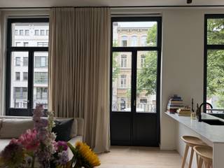 <p>The apartment is flooded with natural light thanks to its high ceilings and large windows. It is located on the second floor and overlooks the quiet Emiel Banningstraat, with the Antwerp Courthouse nearby. This location, combined with the authentic exterior features of the townhouse, gives the property its unique charm.</p>
<p>The spacious living area benefits from abundant natural light due to the large, high windows. The open-plan kitchen, fully equipped with all appliances, is luxuriously finished with marble. The kitchen island adds both functionality and a welcoming atmosphere.</p>
<p>The bedroom at the rear of the apartment with bespoke fitted wardrobes, offers peace and tranquility. The bathroom features a walk-in shower and a stylish vanity unit. In addition, there is a separate toilet, a storage room for a washing machine and dryer, and a private basement storage unit. New parquet flooring has been installed in the hallway, living room, and bedroom. The apartment is fitted with modern lighting fixtures and luxury curtains throughout.</p>
<p>The property is located in the renowned “Zuid” district, within walking distance of Antwerp’s city centre. The Museum of Fine Arts is the landmark of the neighbourhood, and with the addition of the new Zuid Park (Vlaamse-Waalse Kaai), the proximity of the renovated Scheldt quays, the vibrant Volksstraat, and Marnixplein, this area has an exceptional amount to offer. The district is constantly evolving and caters to a wide range of lifestyles and interests.</p>
<p>Supermarkets such as Carrefour, Colruyt, and Delhaize are located in the immediate vicinity. The property is easily accessible by car and public transport and is situated close to Park op het Zuid.</p>
<p>This apartment can be rented through a company and is particularly well suited for professionals and self-employed practitioners seeking a convenient base near the Antwerp Courthouse.</p>