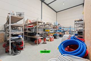 In het recent gerealiseerde bedrijvenpark Tintersweghe bieden wij deze kwalitatieve loods aan. De site geniet van een strategische ligging aan de rand van de industriezone van Blankenberge, met een vlotte verbinding naar Brugge en de omliggende regio.<br /><br />De loods is opgebouwd in een stalen constructie met volledige overspanning, wat zorgt voor een maximale benutting van de ruimte. De gevelwanden zijn uitgevoerd in ytong en de vloer bestaat uit een gepolierde en gewapende betonplaat van 15 cm, geschikt voor intensief gebruik.<br /><br />Het geïsoleerde platte dak is voorzien van een centrale lichtstraat in dubbelwandige polycarbonaatplaten, wat zorgt voor een aangename natuurlijke lichtinval. De loods beschikt over een vrije hoogte van ca. 6,2 meter onder de spanten.<br /><br />Toegang tot de loods gebeurt via een geïsoleerde, elektrische sectionaalpoort (h: 4,5 m – b: 4 m). Daarnaast is er een aparte aluminium inkomdeur met raam, voorzien van aluminium schrijnwerk en hoogrendementsbeglazing. Verder beschikt de unit over één privatieve buitenstaanplaats voor de loods.<br /><br />Alle nutsvoorzieningen zijn aanwezig: aansluiting voor stadswater, elektriciteit (3 x 400V, 32A) en internet. Elke unit beschikt over afzonderlijke tellers.<br /><br />Kortom, een polyvalente en degelijk afgewerkte loods, geschikt voor diverse professionele activiteiten op een uitstekende locatie.<br /><br />