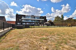 Bent u op zoek naar een bijna-energie-neutraal (BEN) en luxueus afgewerkt dakappartement met twee slaapkamers, een ondergrondse autostaanplaats...