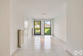 Bent u op zoek naar een comfortabel appartement op een centrale ligging? Dit aangename gelijkvloerse appartement bevindt zich in het centrum van Merelbeke, op wandelafstand van winkels, horeca, openbaar vervoer en andere dagelijkse voorzieningen.
De leefruimte vormt het hart van de woning en sluit mooi aan op de open keuken, wat zorgt voor een aangename en praktische leefomgeving. Verder beschikt het appartement over een slaapkamer en een vernieuwde badkamer met douche.
Een absolute troef is het privatieve tuintje, waar u in alle rust van het buitenleven kunt genieten. Daarnaast is er een gemeenschappelijke fietsenberging en vuilnisberging aanwezig
Wie nood heeft aan een garage, heeft bovendien de mogelijkheid om een garage bij aan te kopen. Dit is echter geen verplichting. Zowel interessant voor eigen woonst als voor opbrengsteigendom.
Contacteer Stefanie op het nummer 055/59 50 10 of email stefanie.browaeys@weinvest.be