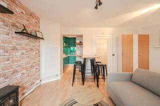 Leuke studio gelegen aan de achterkant van de Residentie de Kwinte te Nieuwpoort, Zeedijk 62. De studio werd volledig opgefrist en beschikt over een aangename gevelbreedte en veel lichtinval. De studio ligt bovendien pal in het centrum vlakbij de winkels en de Zeedijk. Privé kelderberging is ook inbegrepen.<br /><br />Indeling:<br />- inkomhal<br />- lichtrijke leefruimte met aansluitend terras<br />- ingerichte keuken met gasvuur en koelkast<br />- zongericht terras<br />- badkamer met lavabo en douche<br /><br />Troeven:<br />- vernieuwde ramen en elektrische screens<br />- zongericht terras<br />- instapklaar<br />- privé-kelderberging<br />- conforme elektriciteitskeuring<br /><br />Bent u op zoek naar een instapklare studio te Nieuwpoort? Aarzel niet ons te contacteren.<br /><br /><br />Bestuursmaatregelen in het maatregelenregister: nee