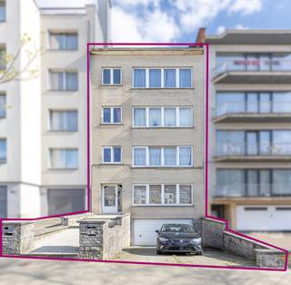 Een opbrengsteigendom bestaande uit 4 erkende appartementen met garage, in een aangename wijk van Neder-Over-Heembeek:Het appartement op de...