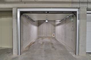 Deze garagebox is gelegen onder residentie Square op de Grote Markt van Beveren. <br /><br />De garagebox heeft een automatische sectionale poort en is voorzien van elektriciteit (stopcontact) en verlichting. De ondergrondse parking is bereikbaar via een autolift met ingang naast Wibra Beveren. <br /><br />Onmiddellijk beschikbaar!<br /><br />Contacteer ons voor meer informatie en/of een plaatsbezoek via verhuur@homevast.be of tel. via 03 376 20 20.