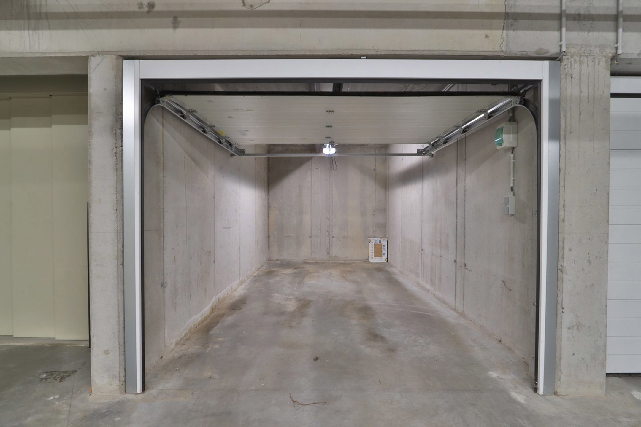 Garage for rent in Beveren-Kruibeke-Zwijndrecht - photo 2