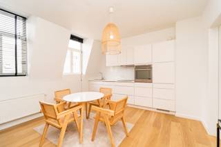 PLAN UW BEZOEK VIA VOLGENDE LINK: https://listed.mijnhuurprofiel.be/whise/7600558<br /><br />Trendy appartement in een volledig gerenoveerd gebouw vlakbij de hippe Nationalestraat. Deze kleinschalige realisatie bevindt zich in een rustige zijstraat van de Nationalestraat, in de gezellige wijk “Sint-Andries”. De Groenplaats en het Zuid op slechts 5 minuten wandelafstand en bovendien tramlijn 8 en 4 op de hoek zorgen ervoor dat dit een ideale uitvalsbasis is in de stad!<br /><br />Het bemeubeld appartement is gelegen op de 3e verdieping en beschikt over een ruime, lichte leefruimte. De grote raampartijen en aangename plafondhoogte creëren een extra ruimtegevoel. De open keuken is modern afgewerkt en voorzien van alle comfort: vaatwasser, heteluchtoven, inductiekookplaat en ijskast. Aan de rustige achterzijde bevindt zich de slaapkamer en aangrenzende badkamer met douche, designlavabo en hangtoilet.<br /><br />Het appartement beschikt doorlopend over een mooie eiken parket. Bovendien is er een handige aparte berging met aansluiting voor wasmachine eveneens voorhanden. Op het gelijkvloers is er een ruime fietsenberging voorzien.<br /><br />Huurprijs: 995,00 euro/maand<br />Algemene kosten 50,00 euro/maand.<br />Onmiddelijk beschikbaar.<br /><br />Bent u benieuwd naar dit appartement op toplocatie?<br />Contacteer LISTED: +32 3 283 51 51.