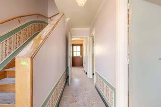 Op zoek naar een woning die u volledig naar eigen smaak en wensen kunt vormgeven? Deze stevige woning in Meulebeke biedt een uitstekende basis voor wie op zoek is naar een renovatieproject met potentieel. Bij de woning hoord een perceel bouwgrond met extra mogelijkheden tot uitbreiding. <br /><br />De woning is momenteel volledig gestript en staat klaar voor een grondige renovatie. Dankzij de betonnen structuur beschikt de woning over een solide basis en krijgt u hier de vrijheid om de indeling, afwerking en technieken volledig opnieuw uit te werken.<br /><br /><u>Indeling</u><br /><u><strong>Gelijkvloers:</strong></u>
<ul>
<li>Inkomhal</li>
<li>Leefruimte en eetkamer</li>
<li>Keuken</li>
<li>Garage</li>
<li>Toegang tot de tuin</li>
</ul>
<strong><u>Eerste verdieping:</u></strong>
<ul>
<li>Nachthal</li>
<li>Berging</li>
<li>3 slaapkamers</li>
</ul>
<u><strong>Tweede verdieping:</strong></u><br />Ruime zolder, ideaal als extra bergruimte of mits renovatie als bijkomende leef- of slaapruimte<br />Daarnaast beschikt de woning over een droge kelder, handig als extra voorraad- en bergruimte.<br /><br />Achteraan bevindt zich een tuin met tuinhuis, ideaal voor wie graag buiten vertoeft of extra opslagruimte wenst.<br /><br /><strong>Een stevige basis voor uw renovatieplannen</strong><br />Deze kloeke woning vormt een interessante basis voor een totaalrenovatie. Doordat de woning reeds volledig gestript is, kunt u meteen aan de slag en de woning volledig opnieuw opbouwen volgens uw eigen wensen en stijl.<br />Van een moderne gezinswoning tot een warme, tijdloze thuis: de mogelijkheden zijn talrijk. De betonnen structuur vormt hierbij een stevige basis voor uw renovatieproject.<br /><br /><strong>Ligging</strong><br />De woning is gelegen in Meulebeke, een aangename en centraal gelegen gemeente in West-Vlaanderen. U woont hier in een rustige woonomgeving en beschikt tegelijk over een vlotte verbinding naar de omliggende gemeenten en steden.<br />In de nabije omgeving vindt u onder meer winkels, scholen, dagelijkse voorzieningen en diverse ontspanningsmogelijkheden. Dankzij de centrale ligging zijn onder andere Tielt, Roeselare, Izegem en Ingelmunster vlot bereikbaar.<br />Rustige en centrale ligging in Meulebeke<br /><br />Een woning met een stevige basis en vooral veel potentieel. Ontdek zelf de mogelijkheden en maak snel u afspraak met <strong>Lukas +32 477 09 91 02</strong> of mail <strong>Lukas@vastgoedcanniere.be </strong><br />