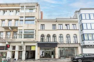 Nederkouter 119: Strategisch gelegen handelspand met ruim duplexappartement - Goedgekeurde vergunning voor herontwikkeling
Unieke investeringskans: Goedgekeurde vergunning aanwezig voor de herontwikkeling van het pand tot een commerciële ruimte op het gelijkvloers, een 3-slaapkamerduplex en een 2-slaapkamerduplex. Contacteer ons voor meer informatie.
Gelegen in de levendige Nederkouter, op wandelafstand van de Kouter en de Veldstraat. Dankzij de uitstekende ligging in een drukbezochte winkelstraat geniet de handelsruimte van een optimale visibiliteit en een constante passage.
De commerciële gelijkvloers beschikt over een opvallende gevel met een grote vitrine. Achteraan de winkelruimte bevindt zich een praktische bureau-/bergruimte met een lavabo. In de winkel zelf is er een aangename lichtstraat die extra natuurlijk licht en ademruimte creëert. Verder is het pand bijna volledig onderkelderd.
Op de bovenliggende verdiepingen bevindt zich een lichtrijk duplexappartement met een comfortabele woonindeling:
Eerste verdieping: Ruime en lichtrijke leefruimte, charmante keuken met toegang tot een eerste terras, eerste slaapkamer, toilet.
Tweede verdieping: 3 slaapkamers, badkamer en een zonnig terras
Zolder: Vaste trap, douche en slaapkamer
Dit eigendom vormt een uitstekende opportuniteit voor zelfstandigen die wonen en werken willen combineren, maar is eveneens interessant als investering dankzij goedgekeurde bouwvergunning.