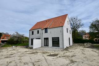 Prachtige Landelijke woning met mogelijk 4 slaapkamers ! Indeling : Inkomhal , apart toilet , woonkamer met open keuken , berging .Verdiep : 3...