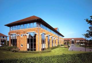 The offices are located in a quiet office park in Waterloo, close to the Brussels ring.Bright surface area located on the ground floor. Tailor-made...