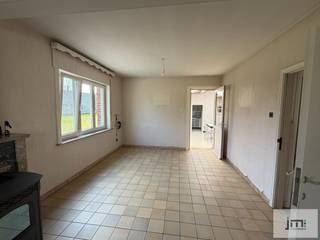 Deze woning is gelegen op een perceel van 5a55ca, net buiten het centrum van Wellen.<br /><br />Bij het binnenkomen komt u terecht in de inkomhal. Van daaruit kunt u zowel naar de ruime woonkamer als naar de aparte kamer, die dienst kan doen als berging of bureel. Achteraan de woonkamer bevindt zich de veranda, die toegang geeft tot de badkamer, het toilet en de keuken. <br />Via de trap in de inkomhal bereikt u de eerste verdieping, waar zich drie slaapkamers bevinden. De zolder is bereikbaar via een vaste trap vanuit de nachthal.<br />Achter de woning is er de buitenberging en een mooie tuin. <br /><br /><span>*De vermelde oppervlaktes zijn indicatief. JM Vastgoed kan niet verantwoordelijk gesteld worden voor de juistheid van de verstrekte gegevens.</span>