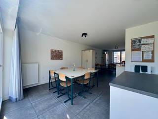 INDIEN U EEN BEZOEK WENST IN TE PLANNEN GELIEVE EEN BEZOEK AAN TE VRAGEN VIA WWW.HILLEWAERE.BE VIA DE RODE KNOP<br /><br />Deze woning is gelegen in een rustige nieuwe en kindvriendelijke woonwijk vlakbij het centrum van Oud-Turnhout.<br /><br />Indeling: <br /><br />Gelijkvloers:<br />Inkomhal met gastentoilet, lichtrijke leefruimte met open keuken (keramische kookvuur, vaatwasser, combi-oven, koelkast), praktische wasplaats/berging. <br /><br />Op de verdieping zijn er 3 slaapkamers die allemaal voorzien zijn van een wasbak, een badkamer (inloopdouche, toilet, badkamermeubel met 2 wastafels), nachthal en kleine bergkamer.<br /><br />De zolderverdieping is volledig afgewerkt en voorzien van verwarming, raam en stopcontacten. Deze kan dus perfect dienen als 4e slaapkamer of hobbykamer.<br /><br />De tuin is zuid-oost gericht en onderhoudsvriendelijk.<br /><br />Bijzonderheden:<br />- Beschikbaar vanaf 1/2/2027<br />- wasplaats is voorzien van uitgietbak<br />- zonnepanelen<br />- waterpomp aangesloten op regenput: te gebruiken voor toilet beneden en kraantje buiten
