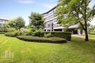 <strong>Kantoor</strong> van 593 m² te huur. Strategisch gelegen op slechts 2 minuten van de R0 (op- en afrit Jette) en geniet van een vlotte verbinding met de E40. Ook met het openbaar vervoer is de site uitstekend bereikbaar.<br /><br />De kantoren maken deel uit van het hoogkwalitatieve "<strong>Greenland Office Park</strong>", waar diverse faciliteiten aanwezig zijn, waaronder een restaurant, parking, douches, fietsenstalling en elektrische laadpunten.<br /><br /><strong>Andere oppervlaktes zijn beschikbaar</strong>, alsook mogelijkheid om de gehuurde oppervlakte aan te passen naar uw wensen.<strong> Onmiddellijk beschikbaar.</strong><br /><br />Contacteer <strong>PANORAMA B2B</strong> voor bijkomende inlichtingen, plannen of een plaatsbezoek <strong>0477 09 00 09</strong>