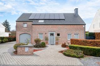 Volledige presentatie met plannen en dynamische video:We Invest Hesbaye stelt u deze prachtige open bebouwing voor!Indeling:Gelijkvloers: * Woon- en...