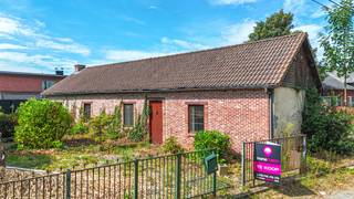 Bent u op zoek naar een woning die u verder naar eigen smaak kan afwerken? Dan is deze eigendom aan de Schomstraat 21 in Heusden-Zolder zeker een bezoek waard.<br /><br />Deze woning is heel rustig gelegen op de hoek van de Schomstraat en de Heemstraat, op een mooi en rustig perceel van 7,74 are. <br /><br />De woning is reeds deels gerenoveerd en beschikt over 2 slaapkamers. Overal is dubbele beglazing aanwezig en sinds 2018 zorgt een nieuwe condenserende gasketel voor verwarming via vloerverwarming, wat resulteert in een EPC-label C.<br /><br />Dankzij de reeds uitgevoerde renovaties en de gunstige hoekligging vormt deze woning een perfect opknapproject of een interessante investeringsmogelijkheid. <br /><br />Pluspunten:<br />- Rustige hoekligging Schomstraat/Heemstraat<br />- Perceel van 7,74 are<br />- Reeds deels gerenoveerd<br />- 2 slaapkamers<br />- Nieuwe condenserende gasketel (2018) met vloerverwarming<br />- EPC-label C<br />- Overal dubbele beglazing<br />- Ideaal opknapproject of investeringsmogelijkheid<br /><br />Maatregelen opgenomen in het Maatregelenregister: nee<br /><br />Bent u op zoek naar een opknapproject met reeds een mooie basis op een rustige locatie? Bel ons op 078/78.78.70, of kom gewoon binnen op ons kantoor, steeds welkom!