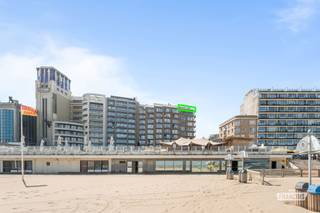 Op een absolute topligging, centraal op de Zeedijk ter hoogte van de Kerkstraat, bevindt zich dit exclusieve penthouse op de bovenste verdieping. Dankzij deze centrale ligging geniet u van een vlotte bereikbaarheid, terwijl u dagelijks wordt omringd door de rust en het unieke gevoel van wonen aan zee.<br /><br />De absolute blikvanger van deze eigendom zijn de twee royale terrassen aan zowel de voor- als achterzijde, samen goed voor maar liefst ca. 50 m² buitenruimte. Aan de voorzijde geniet u van een adembenemend, panoramisch en volledig ongehinderd zeezicht, terwijl het achterterras u laat profiteren van de zon op elk moment van de dag. Zo combineert dit penthouse het beste van twee werelden: een spectaculair uitzicht én een optimale oriëntatie voor zonliefhebbers.<br /><br />Een zeldzame opportuniteit voor wie op zoek is naar exclusief wooncomfort, uitzonderlijke buitenruimte en een toplocatie op de Zeedijk. Een eigendom waar luxe, licht en het eindeloze uitzicht op de Noordzee samenkomen in een unieke woonbeleving.<br /><br />