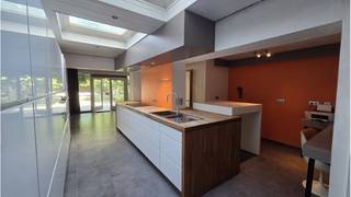 <strong>Instapklare 2-slaapkamerwoning</strong> met <strong>GARAGE</strong>, <strong>TERRAS </strong>en <strong>TUIN </strong>met <strong>ZWEMBAD</strong>, rustig gelegen in een <strong>residentiele woonwijk in Sint-Kruis</strong> en grenzend aan een bosgebied in Male!<br />+ Zeer vlotte verbinding naar de ring en het centrum van <strong>Brugge </strong>en het centrum van Sijsele!<br />+ Vlakbij bushalte!<br />+ Vlakbij de winkels in de <strong>Maalse Steenweg!</strong><br />+ Dichtbij scholen!<br />+ Energielabel C!<br />+ Geen renovatieplicht!<br />+ Privatief terras en tuin zonder inkijk ( geen achterbuur! ) <br /><strong>+ Zongerichte tuin met Zwembad!</strong><br /><strong>+ Vlarem gekeurd zwembad!</strong><br />+ Vernieuwd in 2010!<br />+ Zeer goede mobiscore  8,1 op 10!<br /><br />De woonst omvat een inkom, inpandige garage, eetplaats, gezellige leefruimte met toegang tot terras en tuin, 2 grote skylights  voorzien de ruime en volledige ingerichte keuken van een royale lichtinval, 2 slaapkamers, badkamer met ligbad en douche, berging met aansluiting voor wasmachine en droogkast, een ruim en deels overdekt terras en een tuin met zwembad met achteraan nog een overdekt loungegedeelte.<br />Vastgoedinformatie in aanvraag.<br />P-score=A  G-score=A<br /><br />Bruikbare vloeroppervlakte  154 m²<br />Totale grondoppervlakte  280 m²