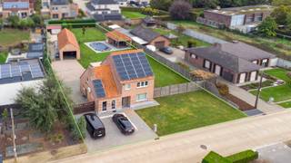 <p>Interesse in dit pand? Neem voor bijkomende informatie of het maken van een afspraak rechtstreeks contact op met Noor Helsen via <strong>+32 471 90 18 10</strong> of <strong>noor.helsen@copandi.be</strong>.</p><p>Download ook zeker alle documenten en inplantingsplannen via onze website www.copandi.be<br />In een rustige en aangename woonomgeving in Meerhout vinden we deze prima onderhouden gezinswoning, gelegen op een ruim perceel van maar liefst 2.025 m².</p><p>De woning biedt heel wat mogelijkheden dankzij de ruime leefruimtes, drie slaapkamers, een uitbreidbare zolderverdieping en een prachtige tuin. Een absolute troef is de aansluitende handelsruimte met afzonderlijke ingang, ideaal voor wie wonen en werken wil combineren of een vrij beroep aan huis wil uitoefenen.</p><p><strong>Indeling</strong><br />Via de inkomhal komen we terecht in een ruime en lichtrijke woonkamer, die gezellig is ingedeeld in een zithoek en eetplaats. Aansluitend bevindt zich de volledig ingerichte keuken, waar u geniet van een rustgevend uitzicht op de tuin. Naast de keuken is er nog een handige, koele berging.</p><p>Verder beschikt het gelijkvloers over een praktische wasplaats, uitgerust met een extra lavabo, douche en toilet.<br />Een grote meerwaarde is de handelsruimte met aparte inkom, momenteel ideaal ingericht om klanten of bezoekers afzonderlijk te ontvangen, zonder de privacy van de woning te verstoren. Deze ruimte biedt tal van mogelijkheden voor een zelfstandige activiteit of vrij beroep aan huis.</p><p>Op de eerste verdieping bevinden zich drie slaapkamers en een aparte badkamer, voorzien van een douche, lavabo en toilet.<br />Via een vaste trap bereiken we de zolderverdieping. Deze biedt nog heel wat extra mogelijkheden en kan bijvoorbeeld ingericht worden als vierde slaapkamer, hobbyruimte of bijkomende opbergruimte.</p><p><strong>Buitenruimte</strong><br />Ook buiten heeft deze woning heel wat te bieden! De ruime tuin is noordoostelijk georiënteerd en vormt een heerlijke plek om in alle rust van het buitenleven te genieten. Het aangename terras, het zwembad en de groene omgeving maken het plaatje compleet.<br />Daarnaast beschikt het perceel over een ruime garage van circa 50 m², een extra berging van circa 13 m² en een tuinhuis. Ideaal voor wie nood heeft aan bijkomende opslag-, hobby- of werkruimte.</p><p>Bodemattest en stedenbouwkundige inlichtingen zijn momenteel in aanvraag.</p><p>✅ Bouwjaar 1956<br />✅ Prachtig perceel van 2.025 m²<br />✅ Handelsruimte met afzonderlijke inkom<br />✅ Verwarming op stookolie - 2 airco's - zonnepanelen<br />✅ EPC: 373 kWh/m²/jaar </p>