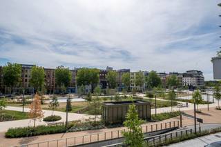 Next level living op het Zuid ! Aan het prachtige nieuwe Zuidpark vinden we dit luxueus gerenoveerd duplex appartement. Op de hoek van de Waalse Kaai en de Lakenstraat, in een karaktervol gebouw. <br />Het appartement is in 2023 energetisch verbouwd met hoogwaardige materialen, is geschilderd en instapklaar. Beschikbaar vanaf 1 juli.<br /><br />Indeling: <br />op de 2e verdieping: inkomhal met apart toilet, ruime berging, twee slaapkamers (9m² en 13m²), luxueus afgewerkte badkamer met inloopdouche, mooie eiken bloktrap die toegang verleent tot de 3e verdieping. Daar vinden we een lichtrijke leefruimte op parket met een prachtige maatwerk keuken (voorzien van alle nodige toestellen), en een ruim overdekt terras. <br /><br />Bijzonderheden:<br />Zeer veel lichtinval door de hoekligging en grote ramen.<br />Privatieve ruime kelderberging<br />Maandelijkse kosten van 50 euro (onderhoud lift en blokpolis). <br />Alle nutsvoorzieningen met eigen meters.<br />Gunstige EPC score van 105 kWh/m²<br />Airco