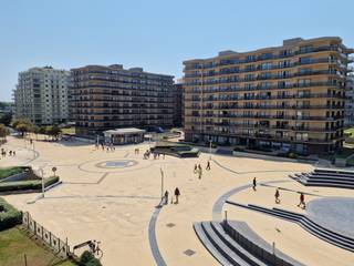 HOEKAPPARTEMENT (98 m2) MET ZIJDELINGS ZEEZICHT + DRIE SLAAPKAMERS MET ZONNETERRAS GELEGEN OP DE PRACHTIGE LEOPOLD I ESPLANADE TE DE PANNE<br />Bestaande uit een living met terras en zijdelings zeezicht, keuken met berging, 3 slaapkamers met terras, badkamer met ligbad, lavabo en toilet en een apart toilet. Mogelijkheid tot aankoop van een staanplaats onderaan de residentie. EPC-label B. Fietsenberging en vuilnislokaal aanwezig. Bezichtigingen enkel op afspraak. U vindt meer informatie op onze eigen website, www.immocattaert.be, onder de rubrieken "kenmerken en documenten". TOPLIGGING! Foto's volgen na de Kerstvakantie. Bezichtigingen zijn wel al mogelijk.