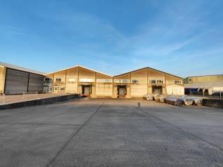 Logistieke magazijnruimte met een oppervlakte van 1.200 m² op een terrein van +/- 2.225 m² te huur.De magazijnruimte heeft een vrije hoogte tussen...