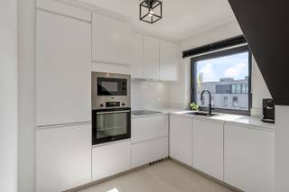 Dit modern hoogwaardig afgewerkt appartement met twee slaapkamers bevindt zich op de tweede verdieping van een kleinschalige, recent...