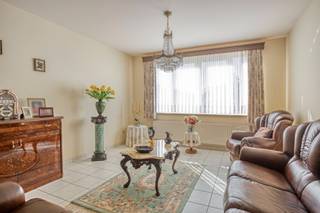 <strong>Gelijkvloers appartement met 1 slaapkamer en terras te koop in Hulst (Tessenderlo)</strong><br /><br />Nabij het Eikelplein in Hulst, vinden we dit leuke gelijkvloerse appartement. Het appartement heeft een centrale ligging, op wandel- en fietsafstand van een supermarkt, een bakkerij, een frituur en een lagere school. Het centrum van Tessenderlo, met meer winkels en horeca, is vlot bereikbaar. De oprit van de E313 bevindt zich op slechts enkele minuutjes rijden.<br /><br />Bij binnenkomst komen we binnen in de ruime leefruimte met open keuken (37,6m²). De keuken is voorzien van een kookvuur met dampkap, een microgolf en een koelkast. Achter de keuken is er een handige berging met aansluiting voor een wasmachine. <br /><br />Achteraan in het appartement bevinden zich de badkamer en de slaapkamer (13,6m²). De badkamer is voorzien van een ligbad en een lavabo.<br /><br />Verder heeft het appartement aan de achterzijde een leuk terras waar het heerlijk vertoeven is.<br /><br />De centrale verwarming gebeurt via radiatoren op aardgas. De berekende energiescore bedraagt 176 kWh/m²jaar wat resulteert in een energielabel B.<br /><br />Spreekt dit leuke, gelijkvloerse appartement jou aan? Contacteer ons via info@bosmanvastgoed.be voor meer info of een bezoek ter plaatse. Wij helpen je graag verder!