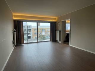 Een volledig en uiterst kwalitatief gerenoveerd appartement op de 2de verdieping (met lift). Omvattend: Inkomhal met apart toilet, woonkamer (met aanpalend een ruim en zongericht terras), volledig ingerichte keuken, 2 slaapkamers, ruime berging/wasplaats en badkamer. Een ondergrondse garage is inbegrepen in de huur. Onmiddellijk vrij. Huurprijs: 800 € per maand + 50 € algemene kosten (syndic). Bezoekaanvragen enkel per mail (niet telefonisch).