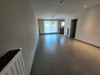 <p>Bent u op zoek naar een instapklaar en comfortabel appartement?<br />Dan is dit prachtige 2-slaapkamerappartement zeker een bezoek waard!<br /><br />Het appartement beschikt over een volledig uitgeruste keuken met een inductiekookplaat, oven, microgolfoven, vaatwasser en koelkast. <br />De ruime en lichtrijke leefruimte geeft toegang tot een mooi, ruim terras dat voorzien is van een automatische luifel, ideaal om in alle comfort van het buitenleven te genieten.<br /><br />Verder biedt het appartement een badkamer met bad-/douchecombinatie en 2 slaapkamers. <br />Er is ook een zeer ruime berging in het appartement en een extra ondergrondse berging aanwezig.<br /><br />Tot slot beschikt het appartement nog over een ondergrondse autostaanplaats<br /><br />Het appartement is onmiddellijk beschikbaar.<br /><br />Heb je interesse? Vraag uw bezoek aan via onze website https://www.immovl.be/te-huur/list en druk op de knop <strong>'IK WENS EEN BEZOEK'</strong>.</p>