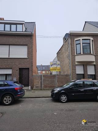 <p><span>Centraal en rustig gelegen bouwgrond van 181 m² in de Moretusstraat te Hoboken. Voor de plannen kan u ons rechtstreeks contacteren. Het centrum van Hoboken, scholen en openbaar vervoer zijn vlakbij en makkelijk te bereiken. </span></p><p><span> </span></p><p><span>Bouwvolume</span><span>:</span></p><p><span>Voor dit pand zou een bouwvolume van 2 bouwlagen onder een hellend dak gunstig kunnen worden geadviseerd</span></p><ul><li><span>Een maximale bouwdiepte op het gelijkvloers van 17 m.</span></li><li><span>Een maximale bouwdiepte op de eerste verdieping van 13 m.</span></li><li><span>Een maximale bouwdiepte van de daklaag van 9 m.</span></li></ul><p><span>Deze bouwdieptes liggen in lijn met de bouwdieptes die werden aangegeven via het stedenbouwkundig attest uitgezonderd de eerste verdieping waarbij er toen een bouwdiepte van 10,73 m werd voorgesteld door de aanvrager.</span></p><p><span> </span></p><p><span>Programma</span><span>:</span></p><p><span>Gelet op de beperkte grootte van het pand zal een eengezinswoning het meest aangewezen zijn om te voorzien op deze locatie. Een meergezinswoning kan aanvaard worden onder voorbehoud dat er voldaan wordt aan de diverse eisen van de bouwcode. Om dit te beoordelen dient er een concreet voorontwerp te worden voorgelegd. Aan de hand van de beschikbare informatie heb ik louter een vermoeden dat het pand en perceel te beperkt zijn van omvang om een kwalitatieve meergezinswoning te voorzien met 3 units.</span></p><p><span> </span></p><p><span>Verder blijven de andere voorschriften van <span>bouwcode</span></span><span> van kracht en moet het ontwerp nog altijd voldoen aan de overige geldende wetgeving inzake toegankelijkheid, brandveiligheid en de wetgeving op lichten en zichten, watertoets, hemelwaterverordening, stikstofdecreet</span></p><p><span> </span></p><p><span> </span></p><p><span> </span></p><p><span>Voor heel ons aanbod ga naar www.hansimmo.be.</span></p><p><span> </span></p>