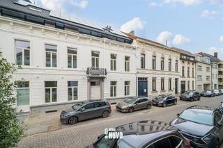 <p><span>BEN-nieuwbouw 2 slaapkamer appartement in hartje Aalst</span></p><p><span> </span></p><p><span>Den Botanikken Hof is een  renovatie en nieuwbouw mix in het centrum van Aalst aan het recent vernieuwde Bauwensplein, op amper 3 minuten van het station en op nog geen 5 minuten van de mooiste winkelstraat.</span></p><p><span>  </span></p><p><span>Dit app. C 1.2. Is gelegen op de 1ste verdieping en heeft zicht op de binnentuin. Praktische inkomhal met afzonderlijk toilet, 2 slaapkamers, badkamer,  lichtrijke leefruimte uitgevend op het terras (11m²), volledig ingerichte keuken en aansluitend een berging. Het terras geeft uit op de binnentuin.</span></p><p><span> </span></p><p><span> </span></p><p><span>Extra troeven:</span></p><ul><li><span>U geniet van 50% korting op de onroerende voorheffing gedurende 5 jaar lang</span></li><li><span>Lage energiefacturen dankzij Bijna Energie Neutraal appartement </span></li><li><span>2 zonnepanelen </span></li><li><span>Kelderberging </span></li><li><span>Overdekte fietsenstalling</span></li></ul><p><span> </span></p><p><span> </span></p><p><span> </span></p><p><span>Verplichte aankoop van een ondergrondse autostaanplaats: (P16) € 25.500 <br /><br /></span></p><p><span>Voor meer informatie of een bezoek, contacteer Tiebe 0468 26 61 85 of Ann 0477 41 46 16.</span></p><p><span> </span></p><p><span> </span></p><p><span>Aankoop onder registratierechten.</span></p><p><span>Voor meer informatie of een bezoek, contacteer Kimmy 0470 46 06 51 of Ann 0477 41 46 16.</span></p>