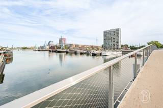 Deze penthouse is werkelijk een unieke kans. TOPGELEGEN mooi recent lichtrijk appartement met 2 terrassen en zicht op het Handelsdok. INDELING: inkom, apart toilet, berging, gezellige grote lichtrijke leefruimte met zicht op het Handelsdok, open geïnstalleerde keuken, 2 grote terrassen, 2 grote slaapkamers, badkamer (ligbad) en een douchekamer met lavabo.Ondergrondse kelder. TROEVEN: recente bouw, kwalitatieve afwerking, en dit op een TOPLOCATIE, cv aardgas, dubbele beglazing, GOED EPC. Mogelijkheid bijkopen ondergrondse garage (€35.000)Bezoek na afspraak met Immo Beguin: tessa@immobeguin.beDit zoekertje omvat enkele AI-gegenereerde visualisaties.