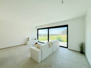 <br />NOUVEAU PROJET<br /><br />Découvrez rapidement ce projet de nouvelles constructions contemporaines situées dans un quartier calme entre le bois du Hotond et le centre de Renaix et ses facilités.<br /><br />Nous retrouvons 4 maisons 3 façades, avec jardin et carport. Les habitation sont construites selon les dernières normes énergétiques et techniques.<br /><br />Les maison disposent chacune d’un séjour avec cuisine ouvertes, de 3 chambres ( dont une avec une belle terrasse), d’une salle-de-bains, de 2 toilettes séparées, d’une buanderie, d’un carport, d’une terrasse et pour finir d’un jardin.<br /><br />Les maisons sont équipées de panneaux photovoltaïques, de chauffage au sol, d’une pompe à chaleur (air/eau),… .<br /><br />Gros atouts ;<br />* vous pouvez personnaliser votre intérieur en choisissant votre, carrelage, votre cuisine, votre sol à l’étage ainsi que vos meubles de salle-de-bains.<br />* bénéficiez encore d’une TVA à 6% sur l’ensemble (terrain + construction!)<br />* Pas de mauvaises surprises, prix déterminé, payement à l’acte.<br /> <br /><br />Les maisons disposent d’une superficie habitable de 144m² et disposent de parcelles qui varient entre 256m² et 791m² avec une orientation Sud-Ouest.<br /><br />Vous être curieux ? Contactez-nous rapidement pour convenir d’un rendez-vous !<br /><br />Adresse : Kapellestraat 200D à Renaix<br />