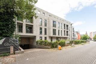 <p>Recent appartement in De Manstraat in Deurne, rustig gelegen met zonnig terras en speelpleintje voor de deur.<br /><br />Dit appartement combineert een aangename ligging met hedendaags wooncomfort in een rustige woonomgeving in Deurne. Gelegen aan de achterzijde van het gebouw geniet je hier van extra privacy en een groot, zonnig terras waar je in alle rust kan ontspannen. Voor gezinnen en koppels vormt het speelpleintje vlak voor de deur een extra troef, terwijl scholen, openbaar vervoer, parken, invalswegen en het ziekenhuis zich vlakbij bevinden. Het appartement beschikt over een praktische indeling met lichtrijke leefruimtes en een moderne keuken. Bovendien is er de mogelijkheid om een autostaanplaats aan te kopen voor €20.000 en is er een gemeenschappelijke fietsenstalling aanwezig.<br /><br />Belangrijkste ruimtes:<br />• Inkomhal met parlofoon<br />• Lichtrijke woonkamer met toegang tot het zonnige terras<br />• Open keuken uitgerust met inductiekookplaat, combi-oven, vaatwasser, dubbele spoelbak, dampkap en koelkast met vriesvak<br />• Slaapkamer met aangename lichtinval<br />• Badkamer met inloopdouche en wastafel in meubel<br />• Berging met aansluiting voor wasmachine en droogkast<br />• Apart toilet met handenwasser<br />• Groot zonnig terras aan de rustige achterzijde van het gebouw<br /><br />Troeven:<br />• Rustige ligging aan de achterzijde met veel privacy<br />• Speelpleintje vlak voor de deur, ideaal voor gezinnen<br />• Mogelijkheid tot aankoop autostaanplaats<br /><br />Neem vandaag nog contact op met je ERA-makelaar voor een bezoek. JOUW DROOMAPPARTEMENT. ZO GEVONDEN!</p>
