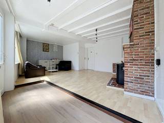 <p><span>Instapklare charmante woning met 3 slaapkamers en tuin gelegen te centrum Roeselare.</span></p><p><span> </span></p><p><span>Dankzij de centrale ligging woont u op wandelafstand van winkels, horecazaken, openbaar vervoer en andere dagelijkse voorzieningen. </span></p><p><span> </span></p><p><span>Deze woning is als volgt ingedeeld:</span></p><p><span> </span></p><p><span>- Woonkamer</span></p><p><span>- Volledig nieuwe ingebouwde keuken</span></p><p><span>- Stadstuin</span></p><p><span>- Apart Toilet</span></p><p><span>- Badkamer met bad</span></p><p><span>- 3 grote slaapkamers waarvan 1 met een dressing ensuite</span></p><p><span>- Kelder</span></p><p><span> </span></p><p><span>Deze woning combineert ruim en modern wonen, met wonen in het bruisende centrum van Roeselare. </span></p><p><span> </span></p><p><span>Huurprijs: 750.00</span></p><p><span> </span></p><p><span>Bij interesse gelieve via deze link uw huurdersprofiel aan te maken en uw kandidaat te stellen via volgende link: </span></p><p><span> </span></p><p><span>https://clee.be/nl/app/kandidaat-stellen/0476526158/43b1bd9b-678a-f111-b337-6045bd8bc913</span></p>