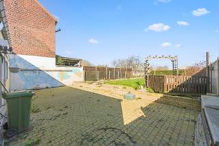Ruime zeer mooie gezinswoning in het gezellige Oplinter en in de nabijheid van school, bank, apotheker en op 10 min. van het centrum Tienen. Deze grote woning omvat op het gelijkvloers: grote garage met berging en douche, inkom, ruime leefruimte, toilet, veranda, ingerichte woonkeuken (vaatwasser, koelkast, oven ...), berging, wasplaats, binnenkoer en grote tuin en zijingang. Op verdieping: ingerichte badkamer (ligbad, douche, lavabo en toilet) en 4 grote slaapkamers. De zolder is tevens afgewerkt en bestaat uit 2 doorloopkamers of polyvalente ruimte. De verwarming gebeurt d.m.v. centrale verwarming door aardgasketel en overal zijn er PVC ramen met dubbele beglazing. Bent u op zoek naar een ruime woning met garage en tuin, kom dan gerust een kijkje nemen.