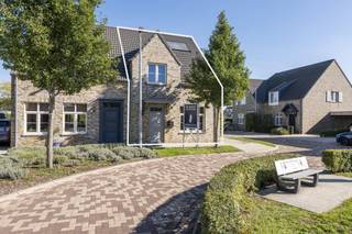 <strong>Deze verzorgde woning is rustig gelegen in de Krokusweg in Rijkevorsel, op korte afstand van het centrum en de nodige voorzieningen.</strong><br /><br />Via de inkomhal, met apart gastentoilet, komt u binnen in de leefruimte. Hier is voldoende plaats voor een gezellige zit- en eethoek en dankzij de grote ramen geniet de ruimte van veel natuurlijk licht. De open keuken is voorzien van alle moderne voorzieningen. Aansluitend bevindt zich een praktische bergruimte met plaats voor onder meer de wasmachine en extra opbergruimte.<br /><br />De trap brengt u naar de verdieping, waar zich drie slaapkamers en de badkamer bevinden. De badkamer is uitgerust met een ligbad, aparte douche en een dubbel badkamermeubel.<br /><br />Achteraan beschikt de woning over een aangename tuin met terras.<br /><br />Ook energetisch scoort de woning bijzonder goed, met een EPC van 108 kWh/m². De elektrische installatie is bovendien conform. De woning wordt momenteel verhuurd en kan daardoor ook interessant zijn voor wie op zoek is naar een vastgoedinvestering.<br /><br /><span>Bijzonderheden</span><br />
<ul>
<li>EPC-label B – 108 kWh/m²</li>
<li>Elektrische installatie conform</li>
<li>3 slaapkamers</li>
<li>Badkamer met ligbad, douche en dubbel badkamermeubel</li>
<li>Apart gastentoilet</li>
<li>Praktische berging met aansluiting voor wasmachine</li>
<li>Tuin met terras</li>
<li>Rustige ligging nabij het centrum van Rijkevorsel</li>
<li>Momenteel verhuurd</li>
</ul>