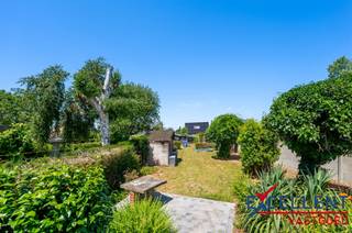 Maak kennis met deze charmante woning met mooie tuin en handelsruimte op een commerciële ligging te Wetteren (Massemen) met parking voor minstens...