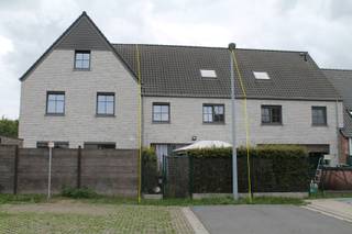 Deze energiezuinige gezinswoning is gelegen in een rustige verkaveling, aan het woonerf tussen de Molenstraat en de Merellaan.<br /><br />Gebouwd in 2017 met kwalitatieve materialen.<br /><br />Verrassend ruime woning, inkomhal met inbouwkasten en een gastentoilet. Een zeer aangename, ruime en lichtrijke leefruimte, kwalitatieve open keuken met alle toestellen, veel bergruimte en een tuintje met uitweg naar het achterliggend woonerf waar voldoende parkeermogelijkheid is.<br />De garage is ingedeeld als bergruimte en wasplaats.<br />Op de eerste en tweede verdieping zijn er 4 volwaardige slaapkamers, een bergruimte en een mooie badkamer met dubbel lavabomeubel en inloopdouche. Er is ook een apart toilet op de eerste verdieping.<br /><br />De woning is momenteel verhuurd. Kan dus ook een interessante investering zijn.<br /><br />Centrale en kindvriendelijke ligging.<br /><br />- conforme elektrische installatie<br />- energiezuinig<br />- grote bewoonbare oppervlakte (ca 185m²)<br />- veel bergruimte<br />- regenwaterput aanwezig<br />- klein maar gezellig tuintje<br />- INSTAPKLAAR !