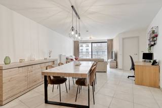 Ontdek dit stijlvolle en energiezuinige appartement in de luxueuze Residentie ‘De Stroppen’, prachtig gelegen op de hoek van de Brusselsesteenweg en de Robert Lariellestraat.<br />Met een bewoonbare oppervlakte van maar liefst 83 m² biedt dit appartement uitzonderlijk veel ruimte en wooncomfort voor een éénslaapkamerappartement.<br />De lichtrijke leefruimte sluit mooi aan op de moderne, volledig uitgeruste keuken en geeft toegang tot het aangename terras. Daarnaast beschikt het appartement over een ruime slaapkamer, een praktische en mooie badkamer, een ruime berging en toegang tot de gemeenschappelijke tuin vanuit de residentie.<br />Gebouwd in 2019 en met een uitstekend EPC-label A – slechts 45 kWh/m², combineert dit appartement hedendaagse architectuur met energiezuinig en comfortabel wonen.<br />Troeven op een rij:<br />• Ruime bewoonbare oppervlakte van ca. 83 m²<br />• 1 royale slaapkamer<br />• Aangenaam terras<br />• Gemeenschappelijke tuin<br />• Moderne, volledig uitgeruste keuken<br />• Praktische badkamer<br />• Ruime en praktische berging<br />• Luxueuze residentie<br />• Uitstekend EPC-label A – 45 kWh/m²<br />Ruimte, luxe en energiezuinig wooncomfort komen hier perfect samen. <br />Kom de ruimte en het wooncomfort zelf ontdekken tijdens één van de bezoekmomenten en contacteer Karin: 0468/12 68 62 - karin@albert.immo